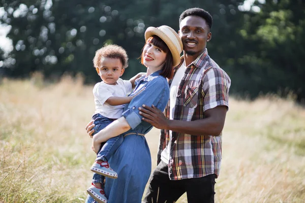 Multi pais étnicos com filho a mãos posando no verão — Fotografia de Stock