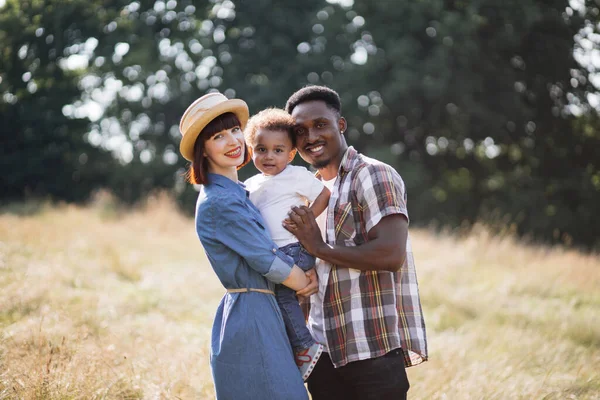 Familia multiétnica de tres personas que pasan tiempo en la naturaleza — Foto de Stock