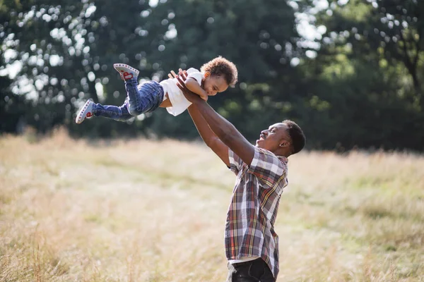 Pai alegre brincando com o pequeno filho no campo de verão — Fotografia de Stock