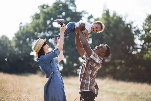 Çok ırklı ebeveynler doğayla uğraşırken oğullarını büyütürler. — Stok fotoğraf