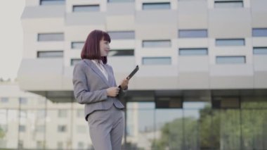 İş arkadaşları birbirlerini selamlıyor ve ofis dışında el sıkışıyorlar.