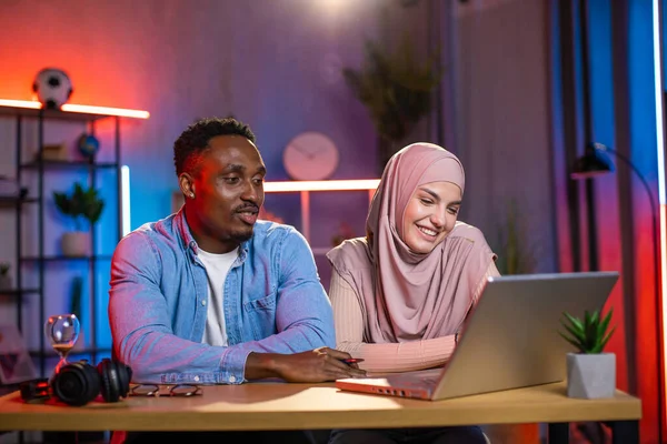Arabe femme et l'homme africain ayant appel vidéo sur ordinateur portable — Photo