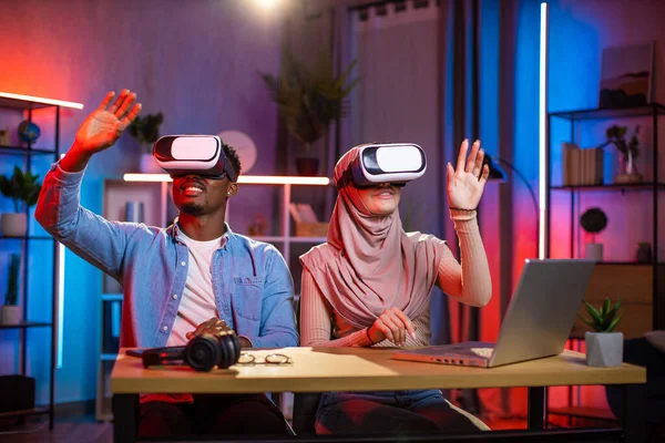 Couple diversifié assis au bureau dans des lunettes VR jouer à des jeux — Photo