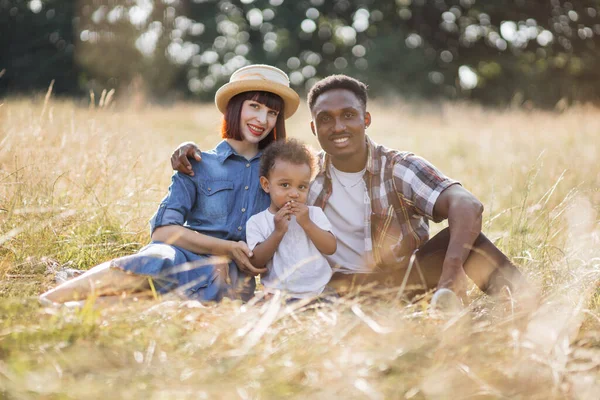 Padres multiculturales teniendo picnic de verano con lindo hijo — Foto de Stock