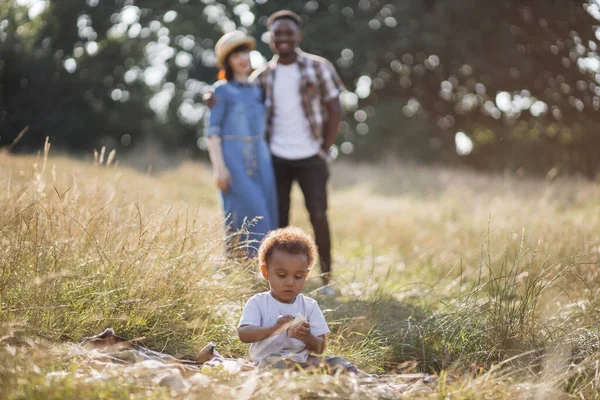 Diversos padres mirando hijo que jugar en summerfield — Foto de Stock