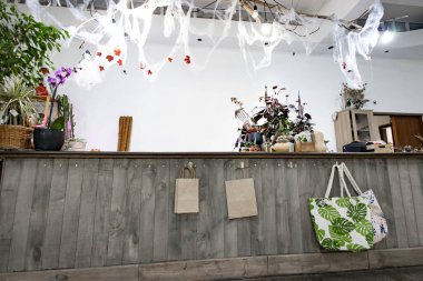 Cadılar Bayramı için iç mekan örümcek ağları ve sonbahar yapraklarıyla süslenir.