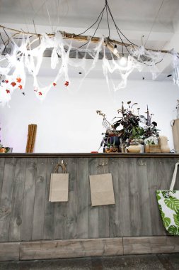 Bu festival gösterisinde örümcek ağları, balkabakları ve kese kağıtları da dahil olmak üzere Cadılar Bayramı süslemeleri yer alıyor.