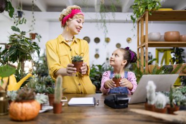 Bir anne ve kızı, bir bitkici dükkanında lezzetlilerle çalışırken özel bir anı paylaşırlar.