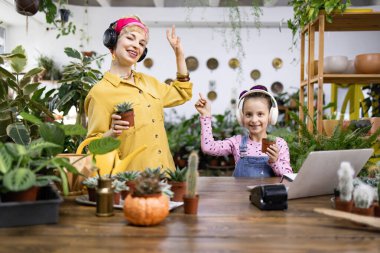 Bir anne ve kızı bir bitki dükkanında birlikte vakit geçiriyorlar, müzik dinliyorlar ve lezzetli şeyler tutuyorlar.
