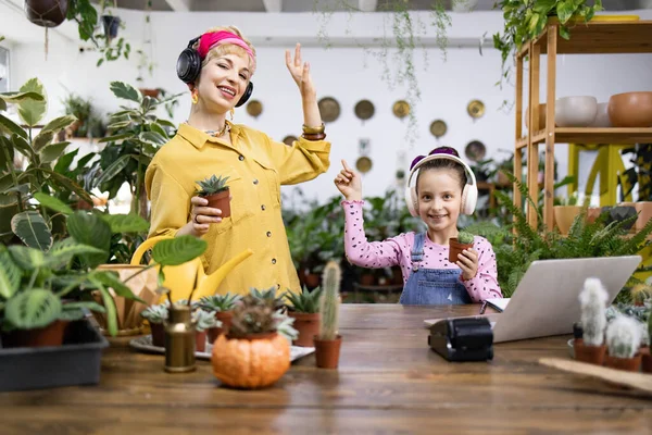 Bir anne ve kızı bir bitki dükkanında birlikte vakit geçiriyorlar, müzik dinliyorlar ve lezzetli şeyler tutuyorlar.