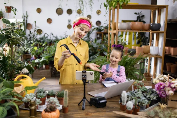 Bir anne ve kız birlikte bahçıvanlık vlog 'u oluşturuyorlar, izleyicileriyle ipuçları ve hileler paylaşıyorlar.