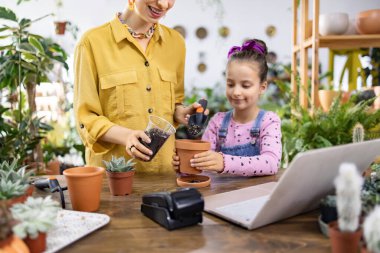 Genç bir kız annesiyle nasıl çiçek ekeceğini öğrenir, eğlenceli ve eğitici bir aktiviteden zevk alır.