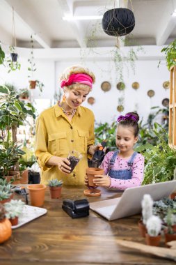Bir anne ve kızı bahçıvanlık faaliyetlerinden zevk alır. Birlikte güzel bir an yaratırlar.