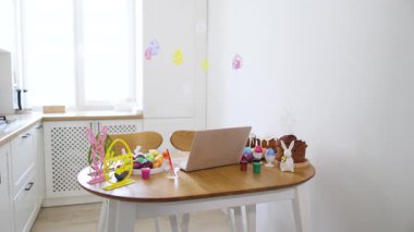 Renkli sanat malzemeleriyle dolu parlak ve düzenli bir çalışma alanı yaratıcılığı çeşitli projelere davet ediyor.