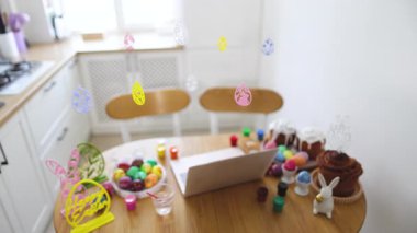 Paskalya kutlamaları için bir mutfak masası hazırlandı. Süslü pastalar, renkli yumurtalar ve neşeli tavşan heykelcikleriyle.