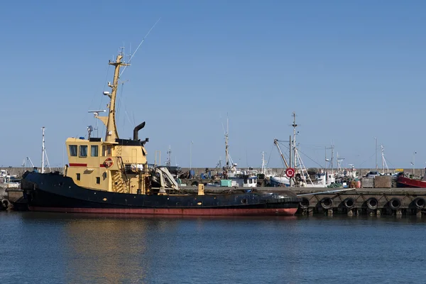 Bogserbåt i hamn — Stockfoto