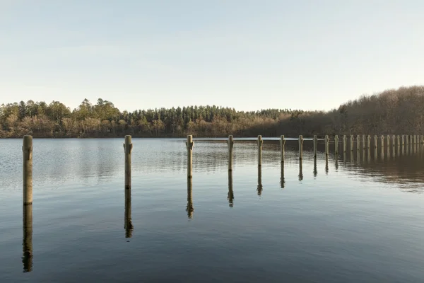 Ormeggio Pali in un lago — Foto Stock