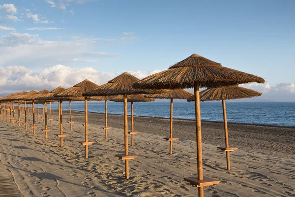 Ombrelloni sulla spiaggia — Foto Stock