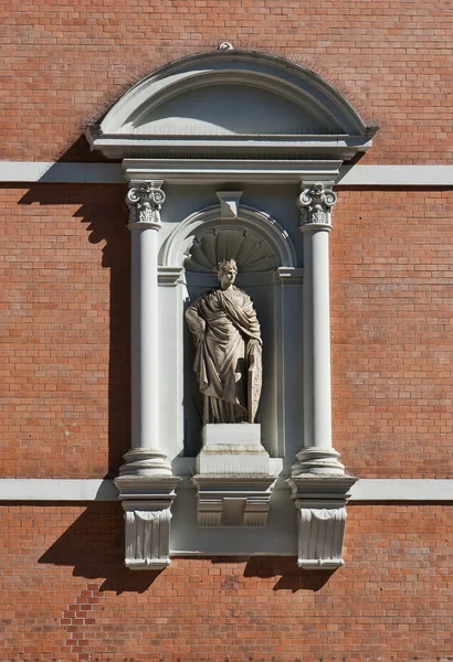 Vecchia statua su un muro — Foto Stock