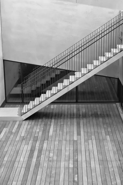Escadas modernas em um prédio de escritórios — Fotografia de Stock