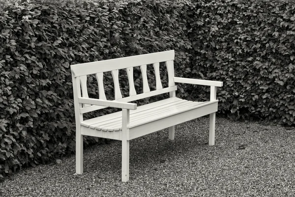 Banc dans un parc — Photo