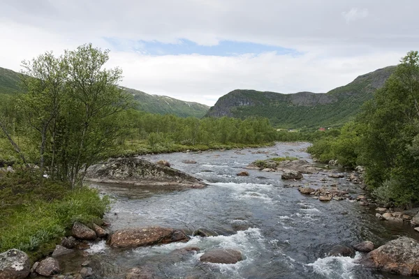 Kleine rivier in de bergen — Stockfoto