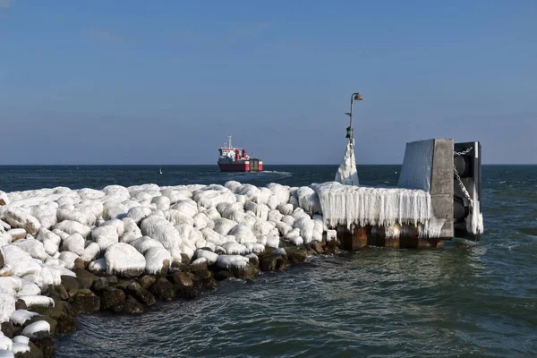 Small Red White Ferry Leaving Port Winter Day — Stock Photo, Image