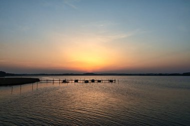 Danimarka Hejlsminde körfezinde gün batımı