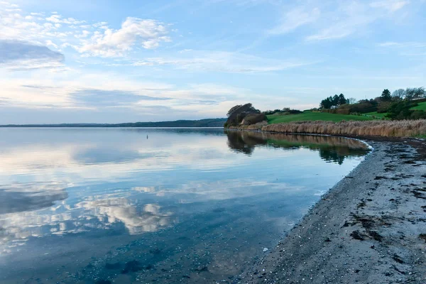 デンマークのホースネスの入口の水の中の雲の反射 — ストック写真