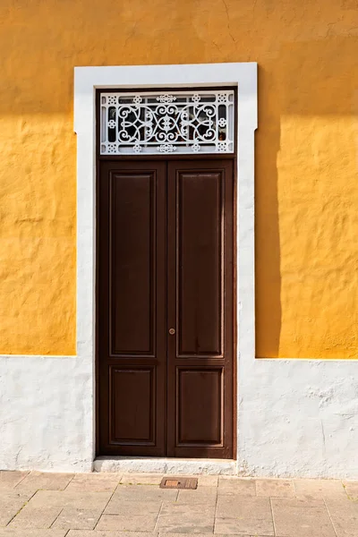 黄墙中的褐色双门 从西班牙Tenerife开枪 — 图库照片
