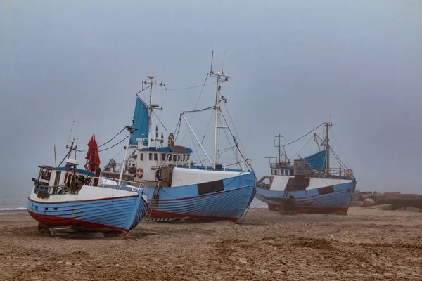 Horgászgépek Dánia Nyugati Partján Lévő Strandon Egy Ködös Napon — Stock Fotó