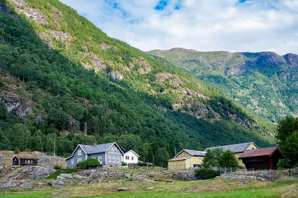 Gospodarstwa Dolinie Górach Pobliżu Sognefjord Norwegia — Zdjęcie stockowe