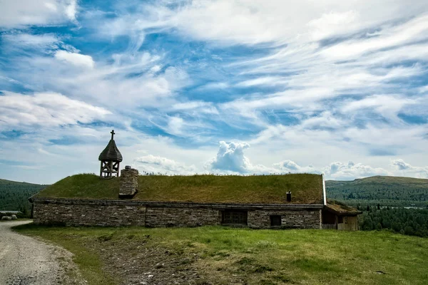 Igreja Antiga Com Telhado Grama Nas Montanhas Noruega — Fotografia de Stock