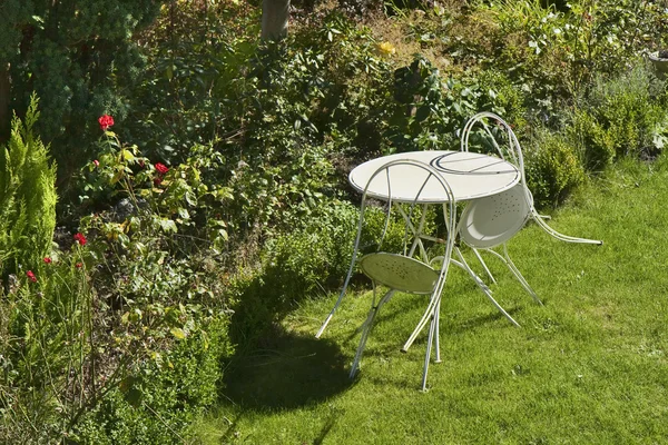 Mesa de café en el jardín — Foto de Stock