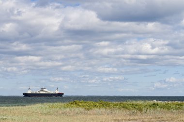 Açıklarında feribot 