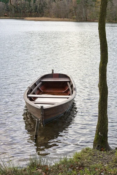 Schlauchboot am See — Stockfoto