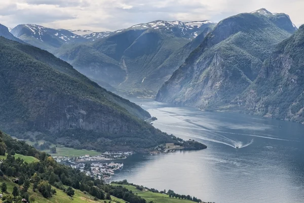 O Fiord em Aurland, Noruega — Fotografia de Stock