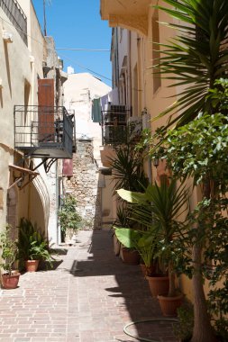 Girit, Chania 'da çiçekli küçük bir sokak.