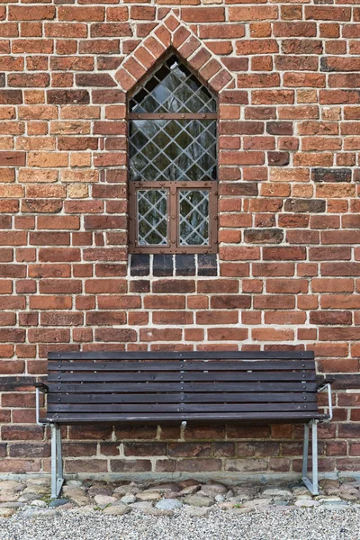 Bank und Kirchenfenster — Stockfoto