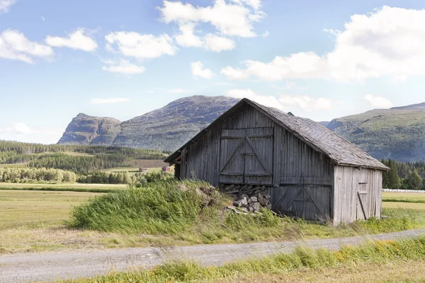 Gammal lada vid bergen — Stockfoto