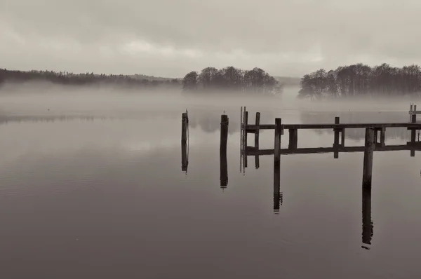 Niebla sobre el lago — Foto de Stock