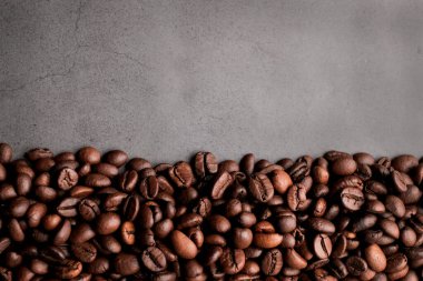 Kahve çekirdekleri koyu gri arka planda. Boşluğu kopyala 