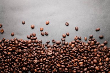 Kahve çekirdekleri koyu gri arka planda. Boşluğu kopyala 