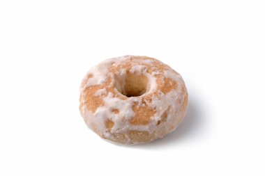 Beyaza izole edilmiş geleneksel zencefilli çörek. Yakın çekim. 