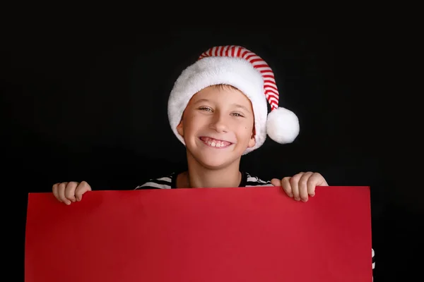 Мальчик Шляпе Санты Держит Пустой Биллуард Рождественские Поздравления — стоковое фото