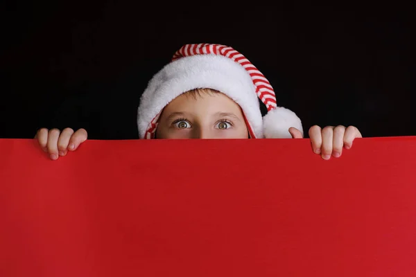 Ragazzo Col Cappello Babbo Natale Che Tiene Cartellone Bianco Gli — Foto Stock