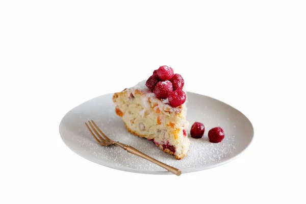 Pedaço Torta Decorado Com Cerejas Topo Isolado Sobre Fundo Branco — Fotografia de Stock