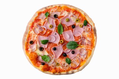 Beyaz arka planda pizza görünüyor. Lezzetli ev yapımı pizza manzarası.