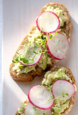 Avokado ve turplu taze yeşil bahar sandviçi. Kopyalama alanı