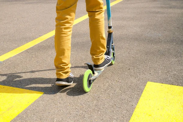 Rückansicht Der Beine Eines Jungen Gelben Hosen Und Schwarzen Gummischuhen — Stockfoto